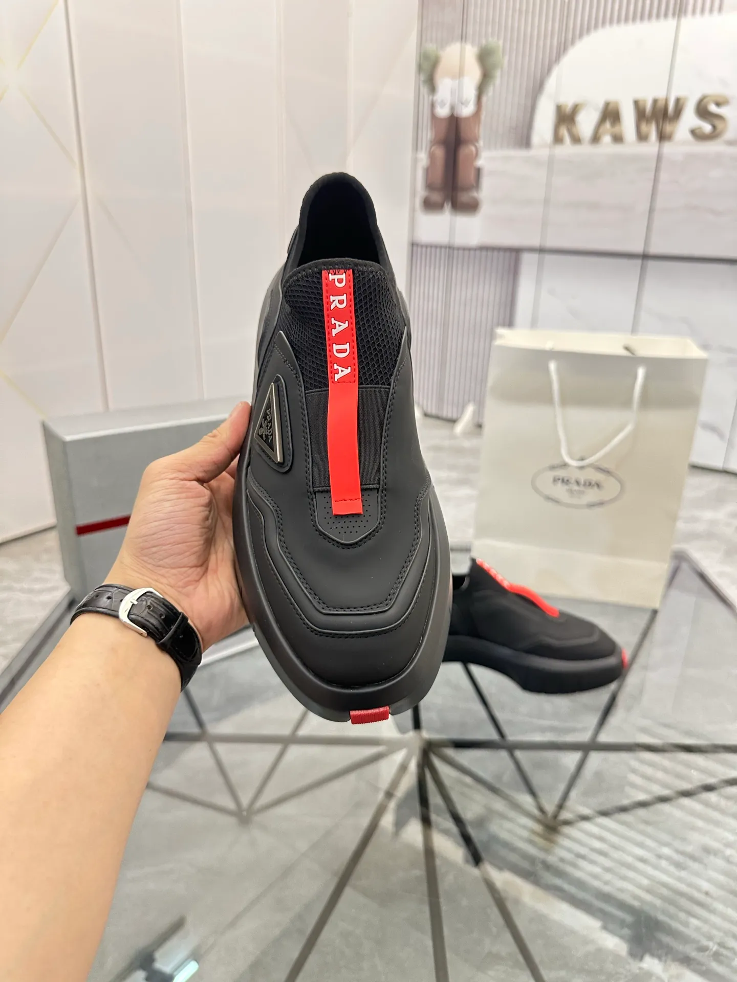 Men's shoes: 💰P500¥ High-end, complete package Product trademark: Prada *"Prada*" low-top casual shoes Regular size: 38-44 (can be customized to 45.46) Couple style Product materials: Upper imported cowhide stitched with original fabric, breathable lining, original outsole. Number: 846